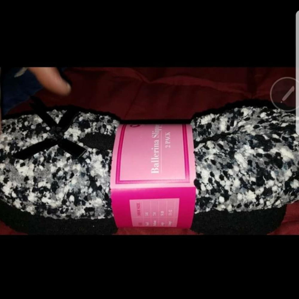 BRAND NEW 2 PAIR HARD BOTTOM SLIPPERS .
SIZE M
